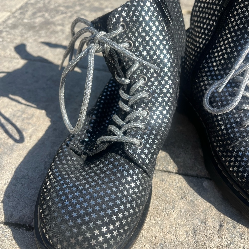 Dr. Martens Black Star Pattern Kids Combat Boots size 3 - Picture 8 of 14